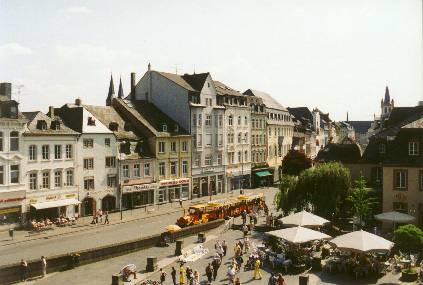 trier- marktplatz from porta nigra.JPG (80922 bytes)