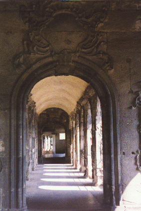 trier- porta nigra interior.JPG (73155 bytes)